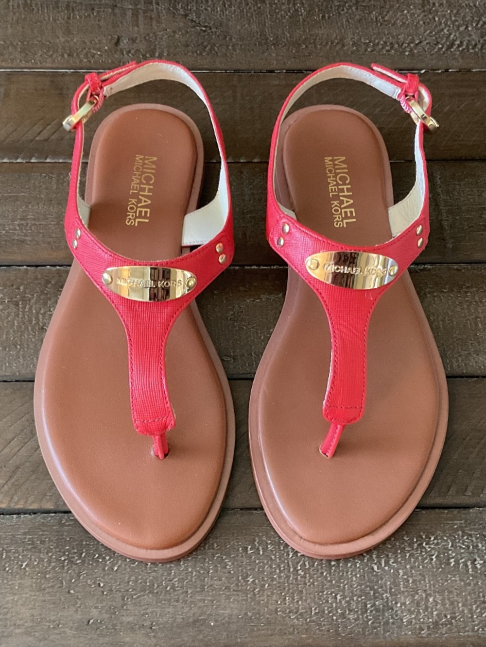 💐NWOT💐 Michael Kors Plate Thong Sandals in Spiced Coral - size 6